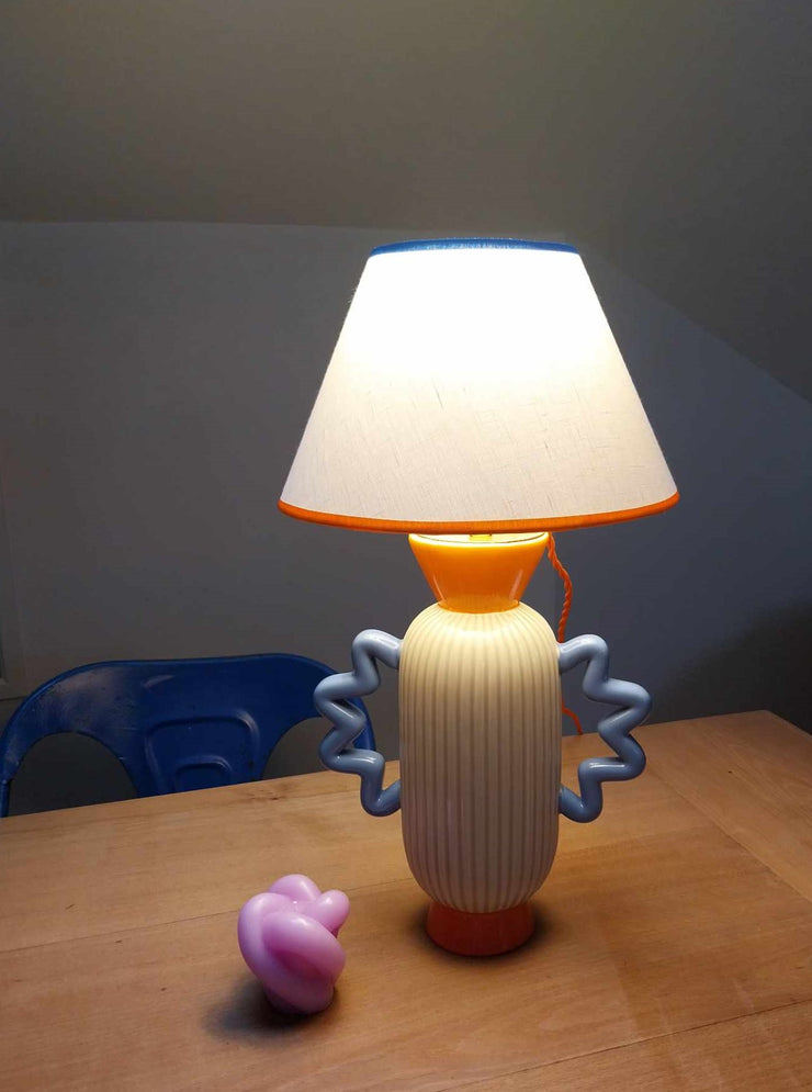Lampe à poser  "AKASA"vase en dolomite, abat-jour lin blanc. Pièce unique.