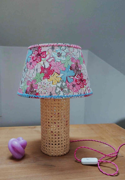 Lampe à poser enfants pied en rotin, abat jour classique liberty.