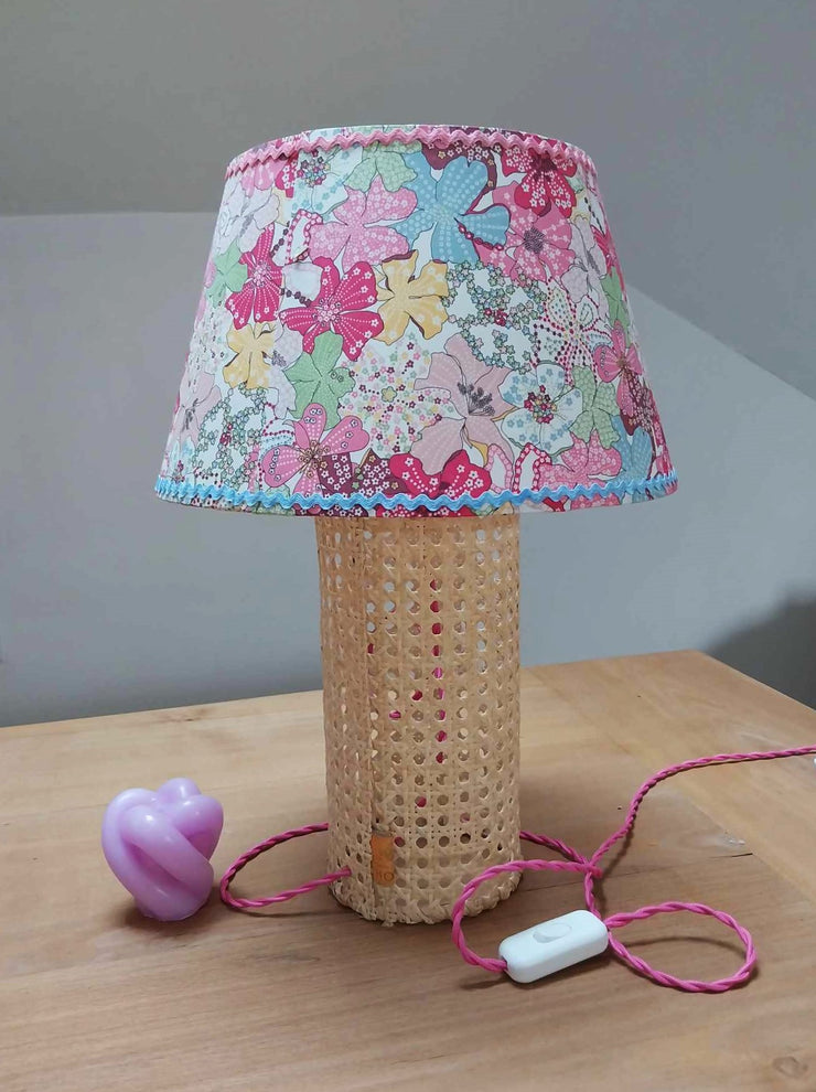 Lampe à poser enfants pied en rotin, abat jour classique liberty.