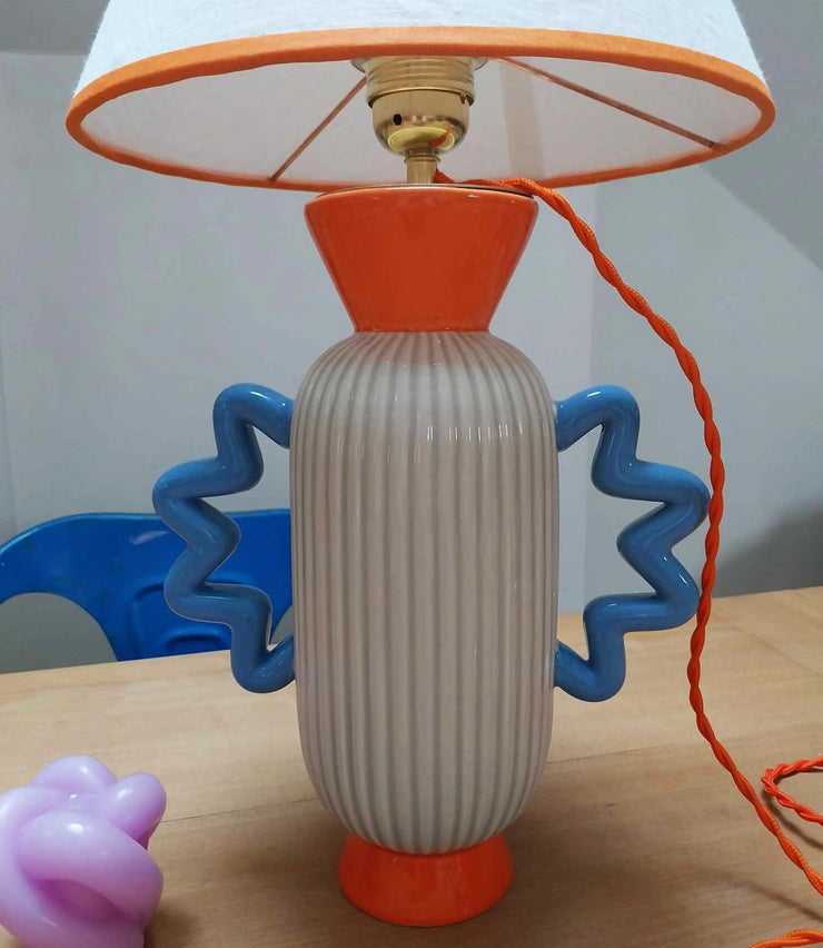 Lampe à poser  "AKASA"vase en dolomite, abat-jour lin blanc. Pièce unique.