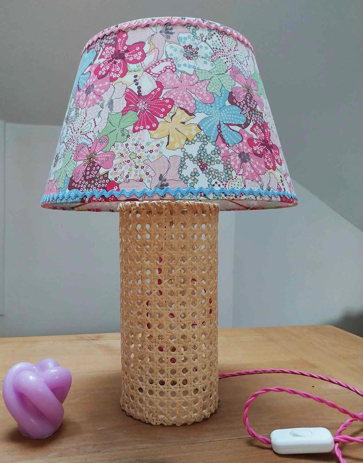 Lampe à poser enfants pied en rotin, abat jour classique liberty.