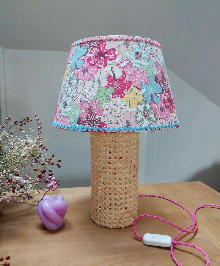 Lampe à poser enfants pied en rotin, abat jour classique liberty.