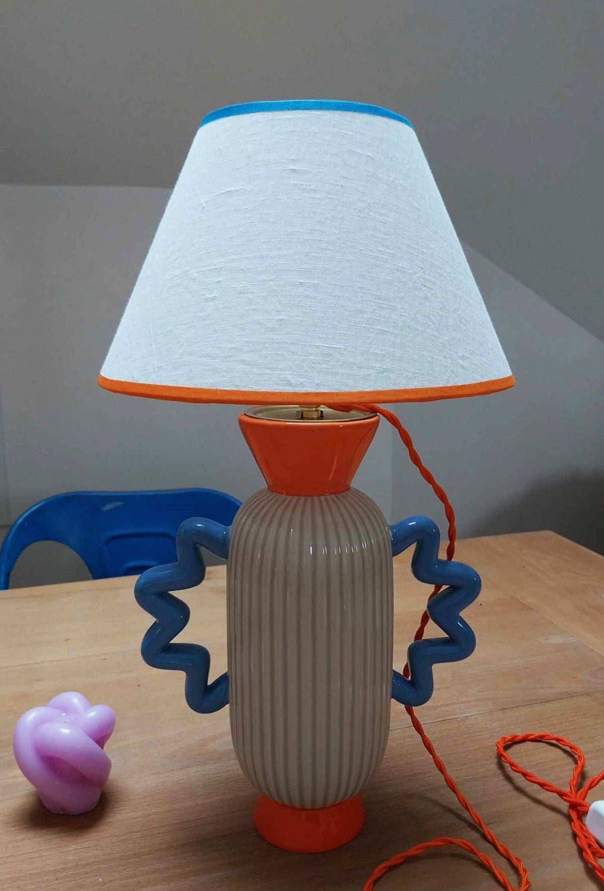 Lampe à poser  "AKASA"vase en dolomite, abat-jour lin blanc. Pièce unique.