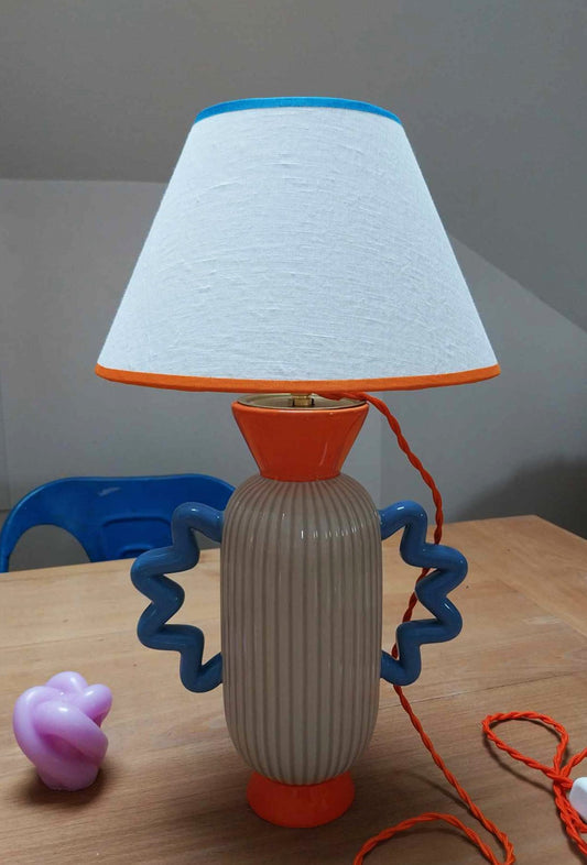 Lampe à poser  "AKASA"vase en dolomite, abat-jour lin blanc. Pièce unique.