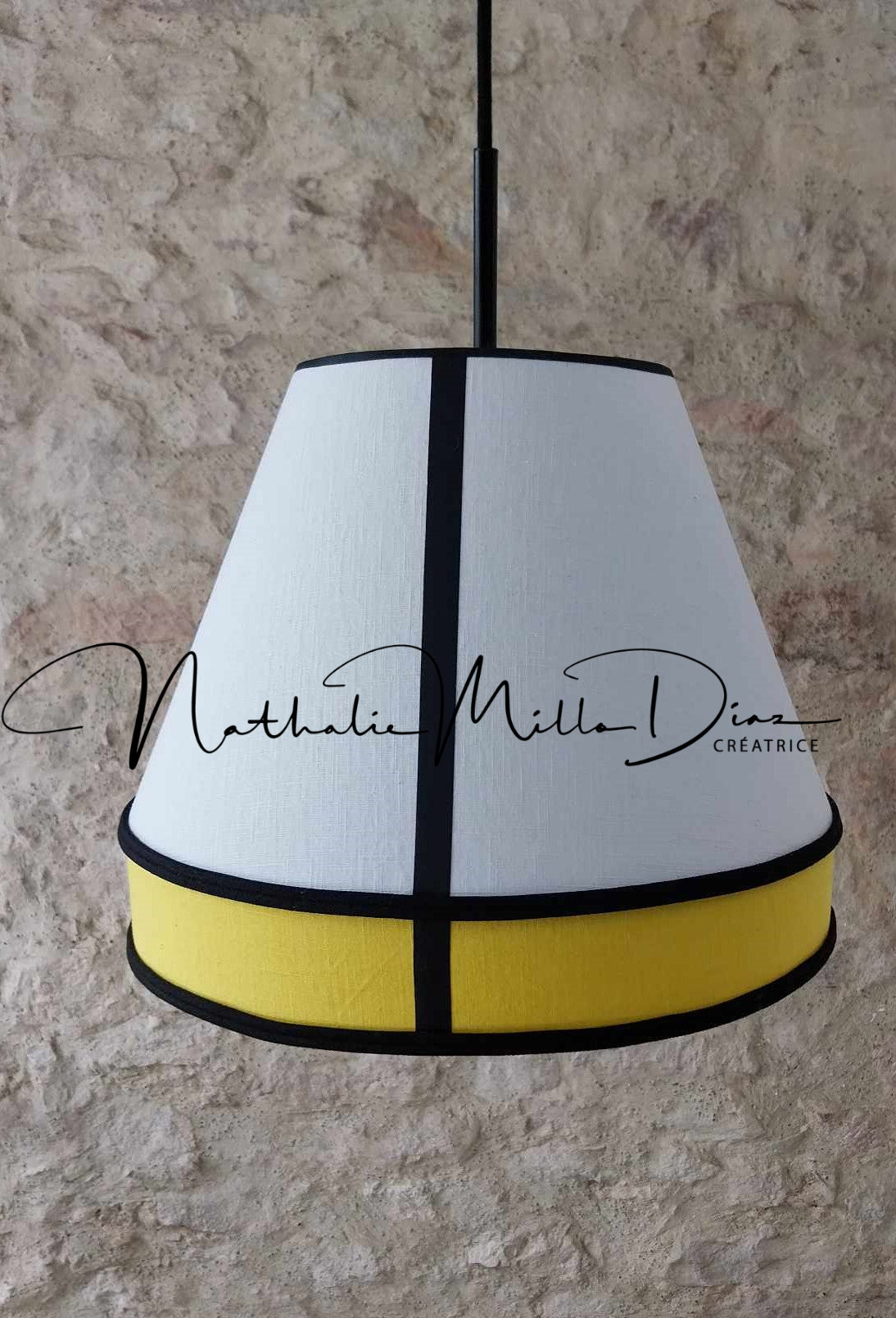 Suspension abat-jour graphique lin blanc et jaune , bordures en coton noires et double passepoil noir.