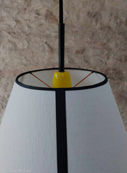 Suspension abat-jour graphique lin blanc et jaune , bordures en coton noires et double passepoil noir.