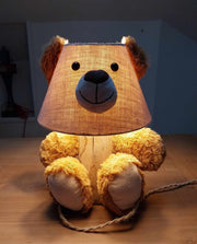 "MILO" lampe à poser enfants , nounours ancien, bois et abat-jour chanvre. Pièce unique.