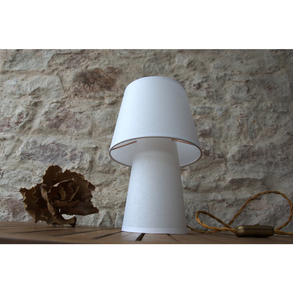 Lampe à poser monochrome blanche, papier chamois.