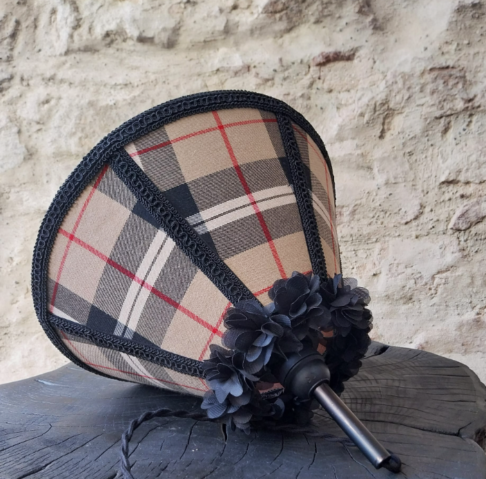 Baladeuse abat-jour conique girly en lin et tartan, fleurs mousseline.