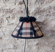 Baladeuse abat-jour conique girly en lin et tartan, fleurs mousseline.