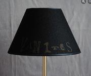 "Vanités" lampe à poser , crâne doré à la feuille et abat-jour en lin noir.