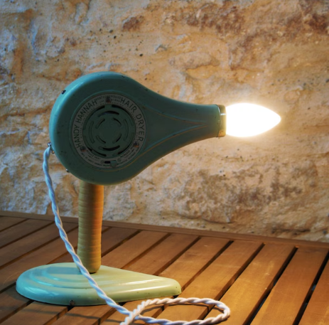 Lampe à poser ancien sèche cheveux américain des 50's avec son socle assorti.