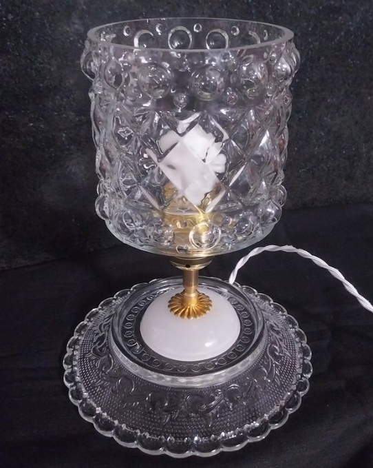 Mathilde , lampe à poser verrerie vintage et opaline. Pièce unique.