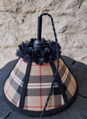 Baladeuse abat-jour conique girly en lin et tartan, fleurs mousseline.