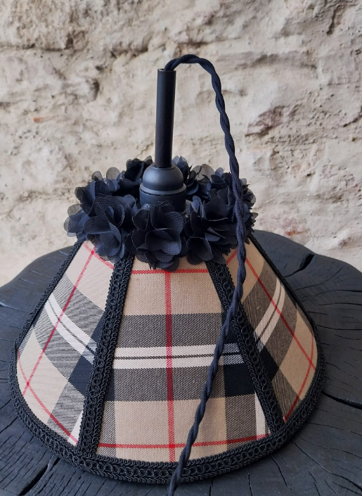 Baladeuse abat-jour conique girly en lin et tartan, fleurs mousseline.