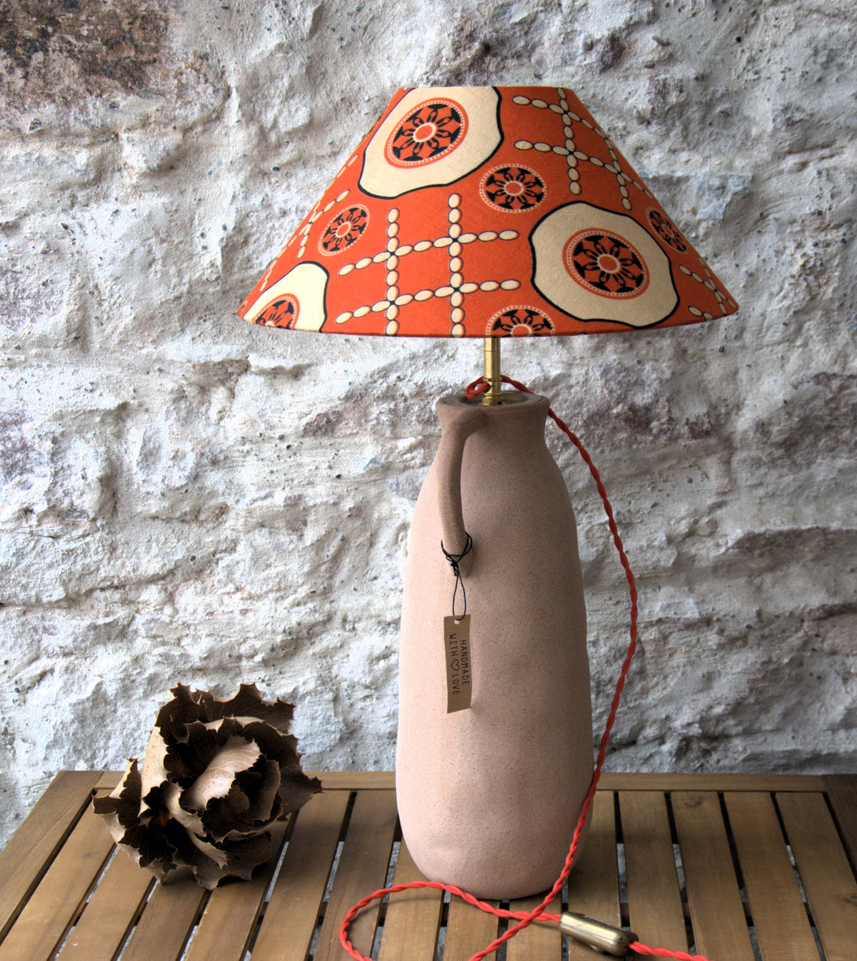 Lampe à poser jarre en argile ocre et abat-jour conique motif fleuri . Pièce unique.