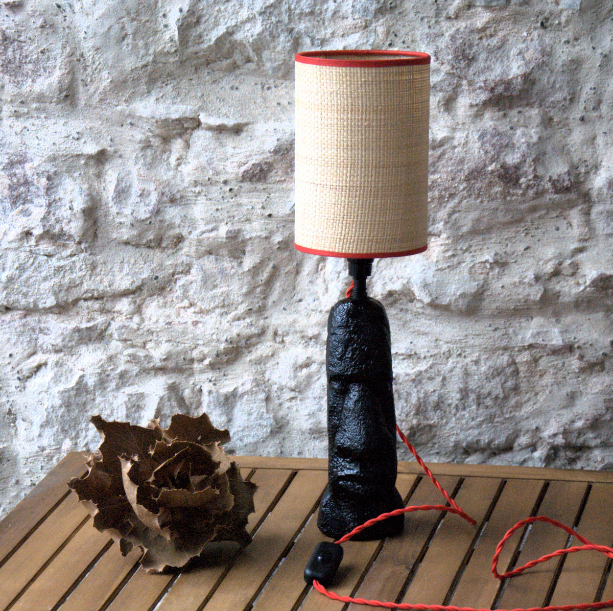 Lampe à poser Talos , buste en résine, abat-jour rotin. Pièce unique.