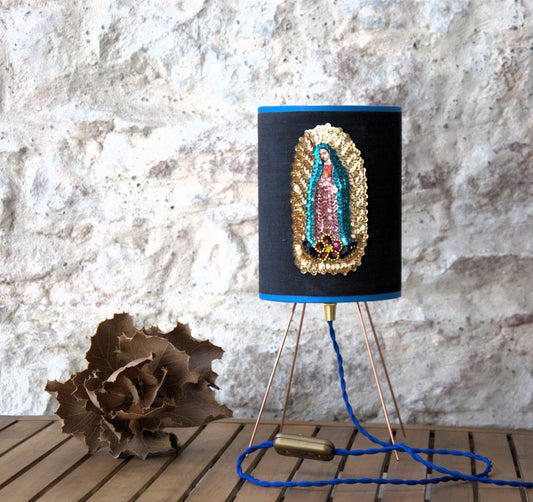 Lampe à poser trépied, abat-jour lin "Virgen de Guadalupe". Pièce unique.