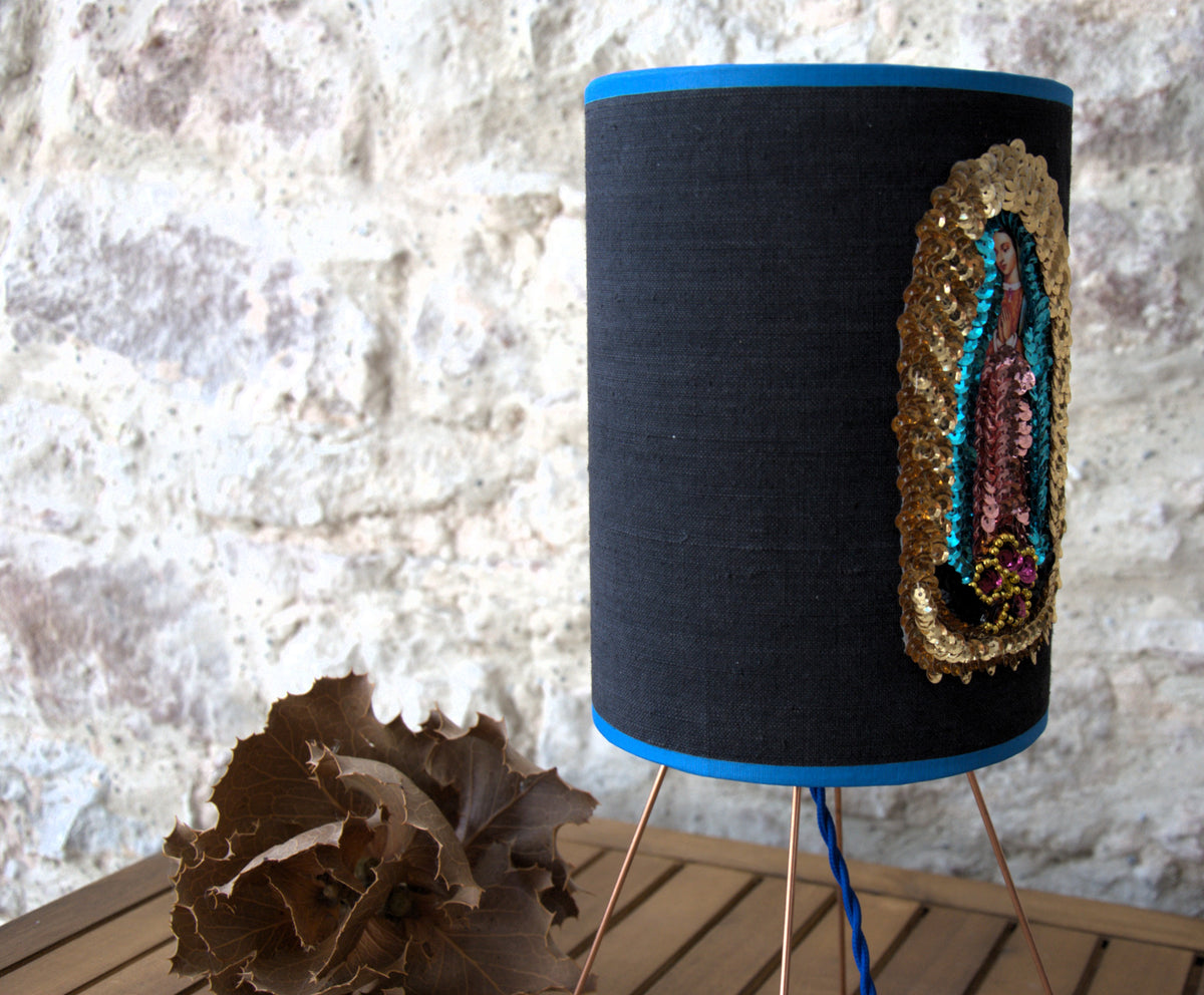 Lampe à poser trépied, abat-jour lin "Virgen de Guadalupe". Pièce unique.