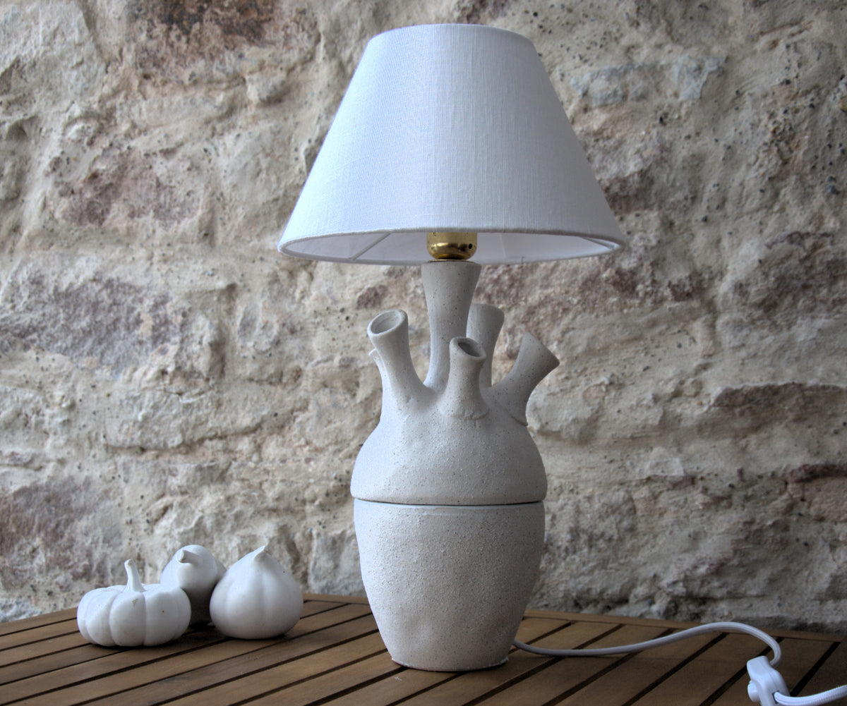 Lampe à poser "Coraline ou le chant de la mer", porcelaine et lin. Pièce unique.