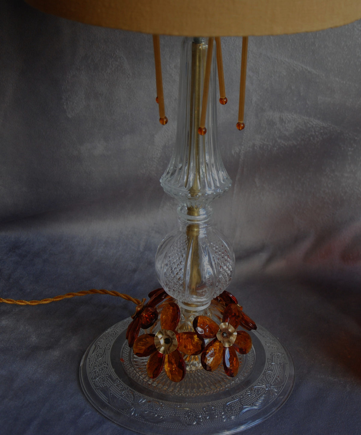 Lampe à poser Ambre, verrerie vintage et abat-jour lin. Pièce unique.
