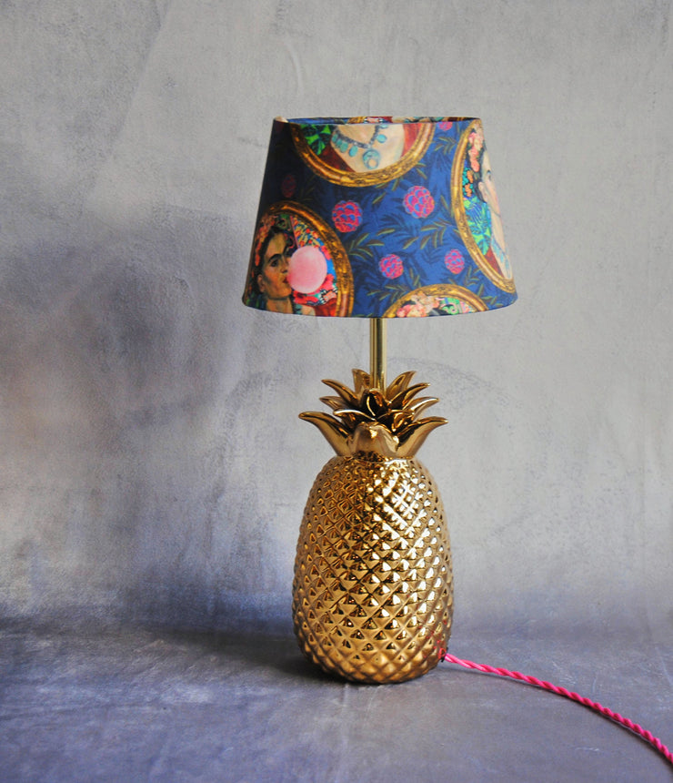 Lampe à poser "For the love of colours" ananas en céramique et abat jour Frida et son bubble gum.