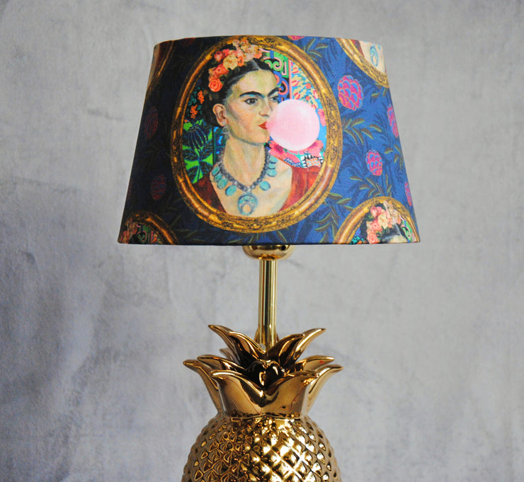 Lampe à poser "For the love of colours" ananas en céramique et abat jour Frida et son bubble gum.