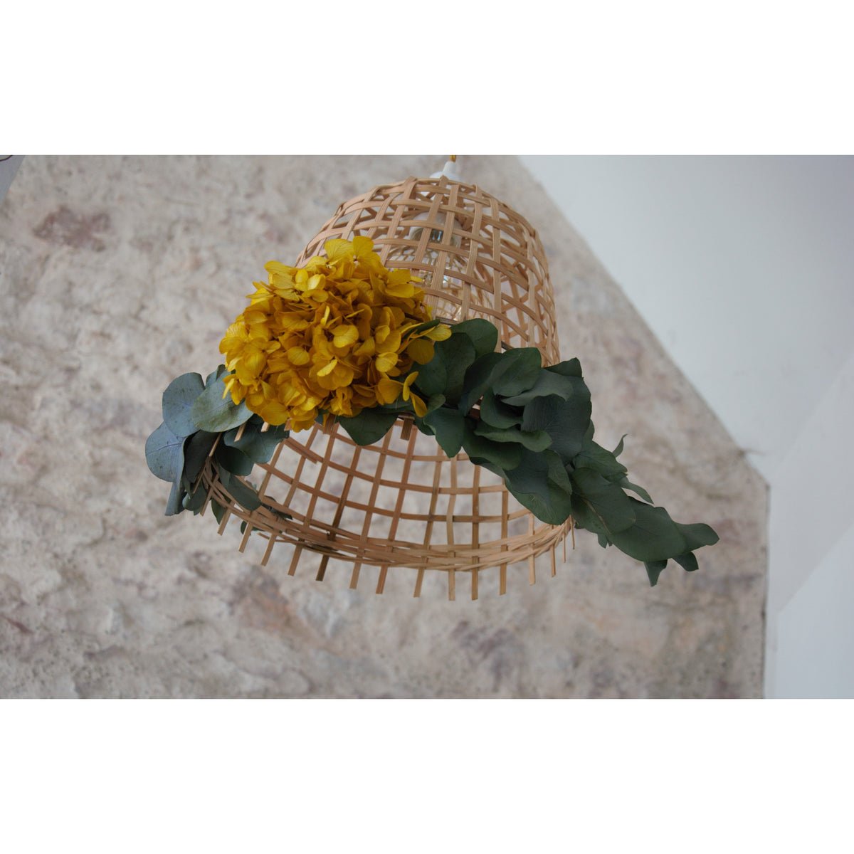 Suspension muselière de veau en rotin et fleurs stabilisées. Pièce unique.