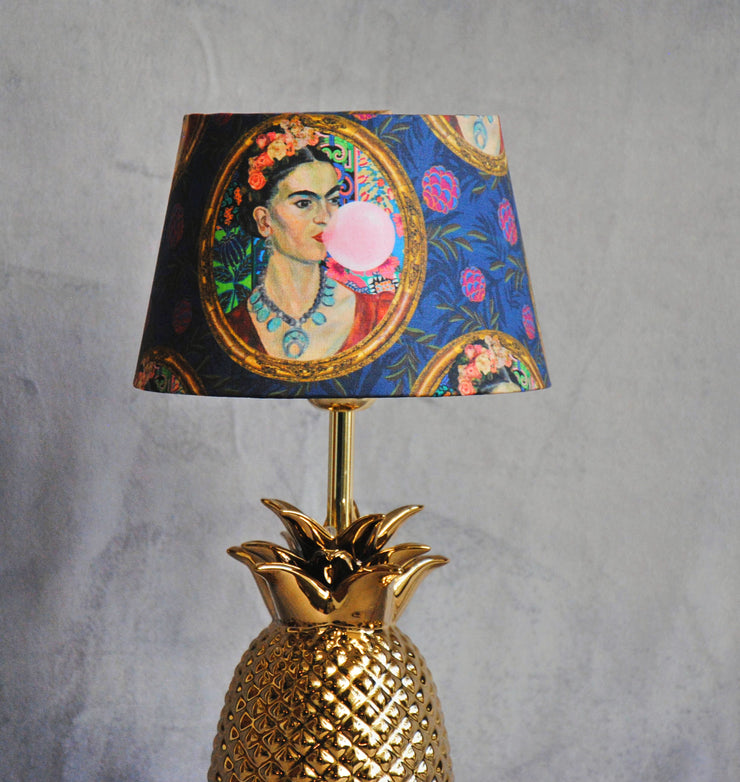 Lampe à poser "For the love of colours" ananas en céramique et abat jour Frida et son bubble gum.