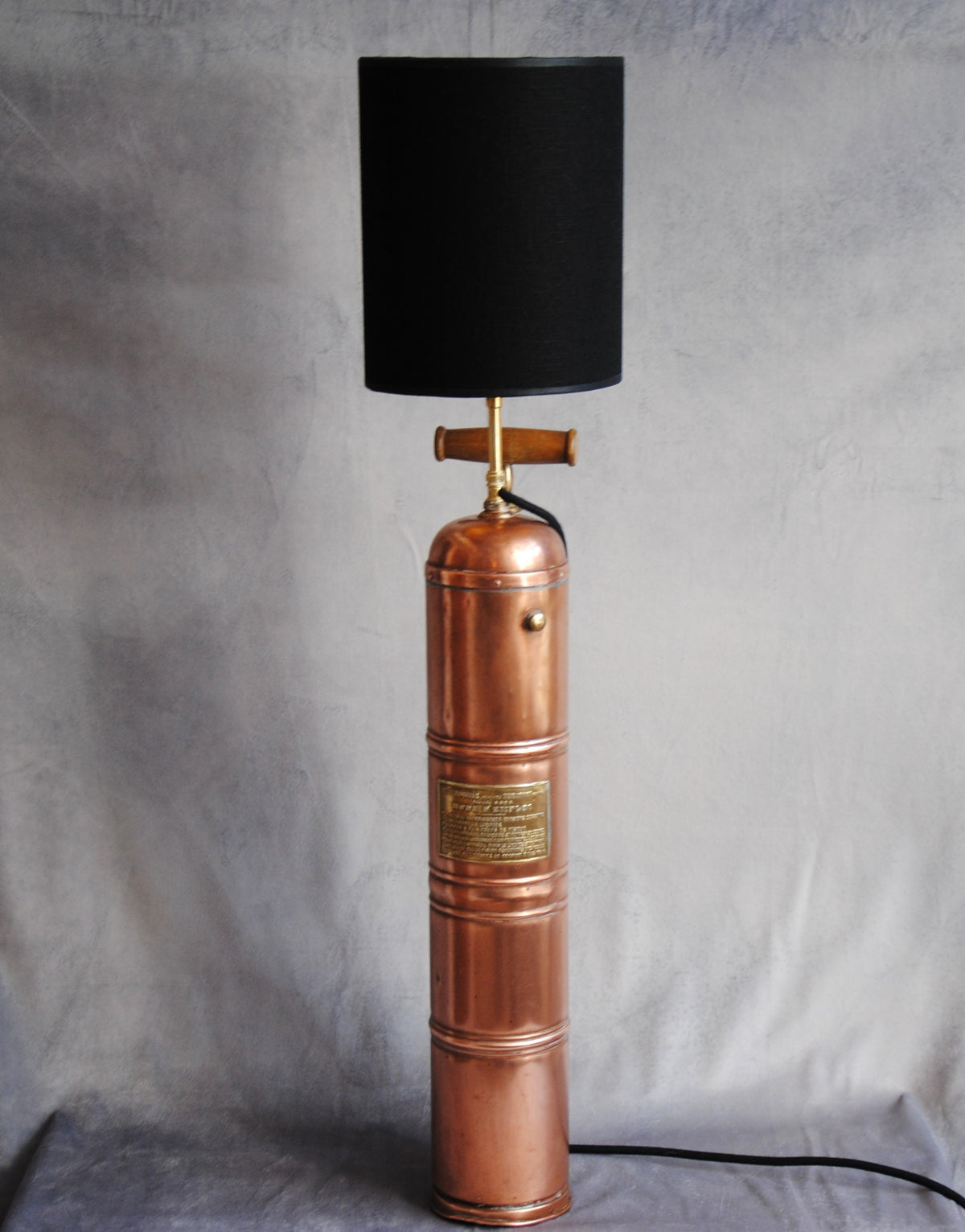 Lampe à poser pulvérisateur cuivre Muratori , abat jour lin noir. Pièce unique.