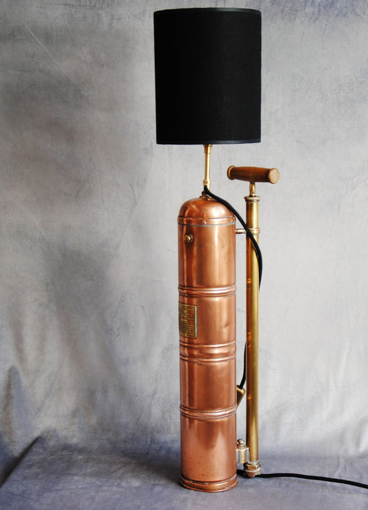 Lampe à poser pulvérisateur cuivre Muratori , abat jour lin noir. Pièce unique.