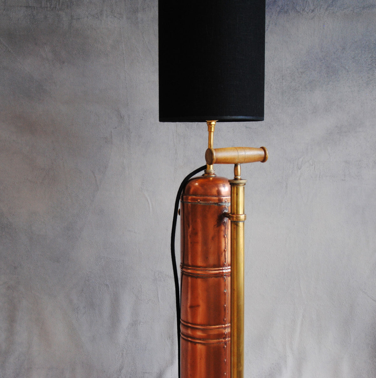 Lampe à poser pulvérisateur cuivre Muratori , abat jour lin noir. Pièce unique.