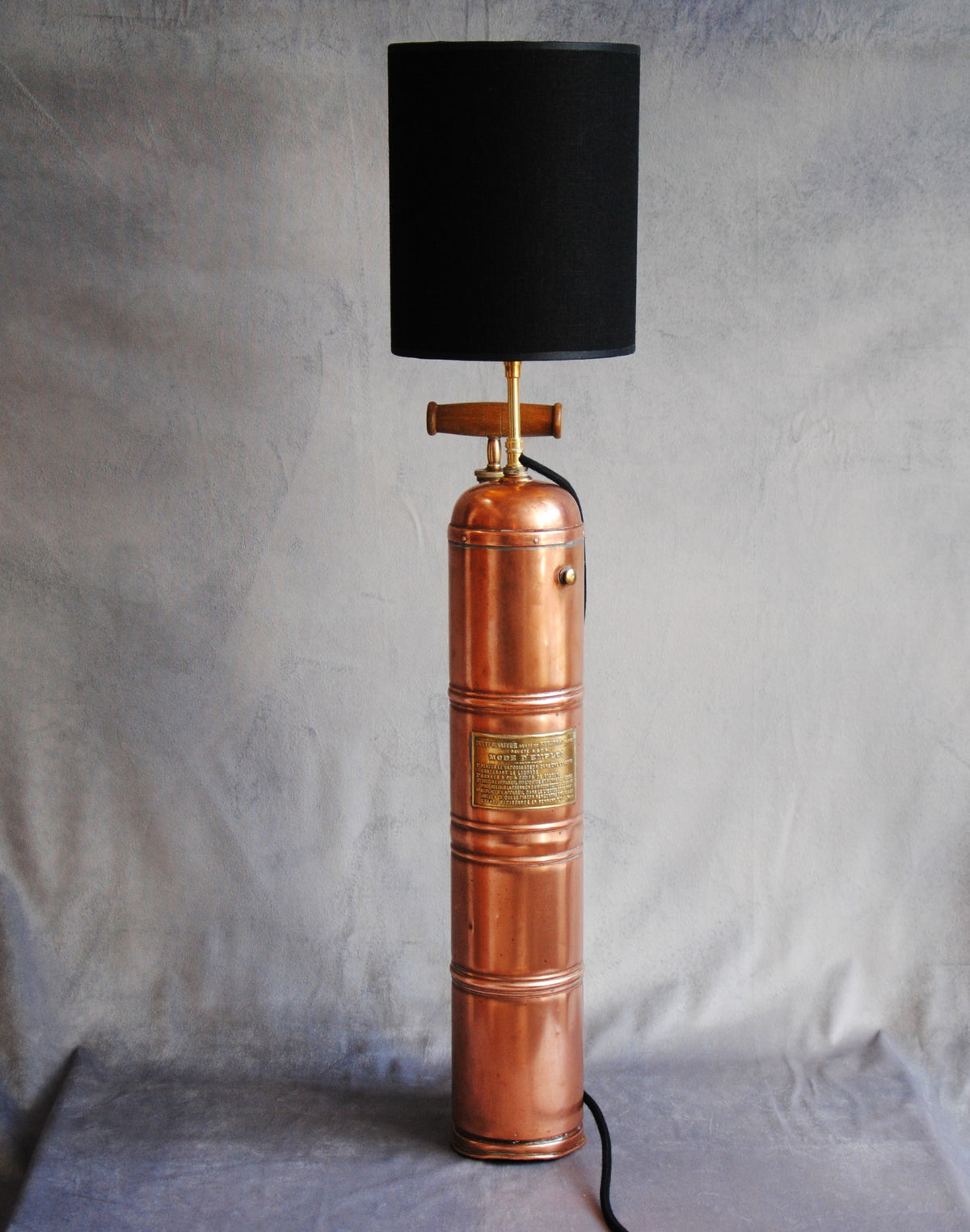 Lampe à poser pulvérisateur cuivre Muratori , abat jour lin noir. Pièce unique.