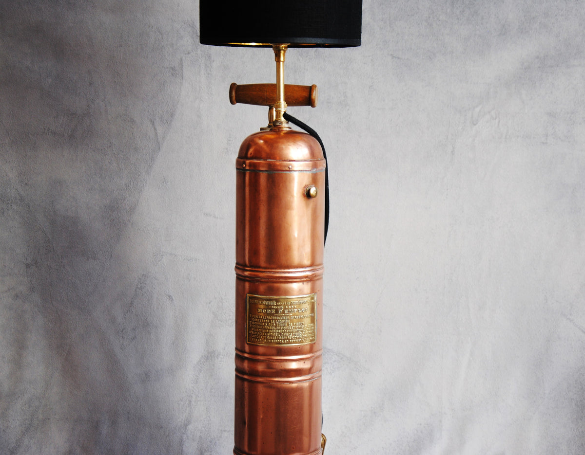 Lampe à poser pulvérisateur cuivre Muratori , abat jour lin noir. Pièce unique.
