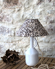 Lampe à poser vase céramique, abat-jour conique motif fleuri ou lin taupe. Pièce unique.