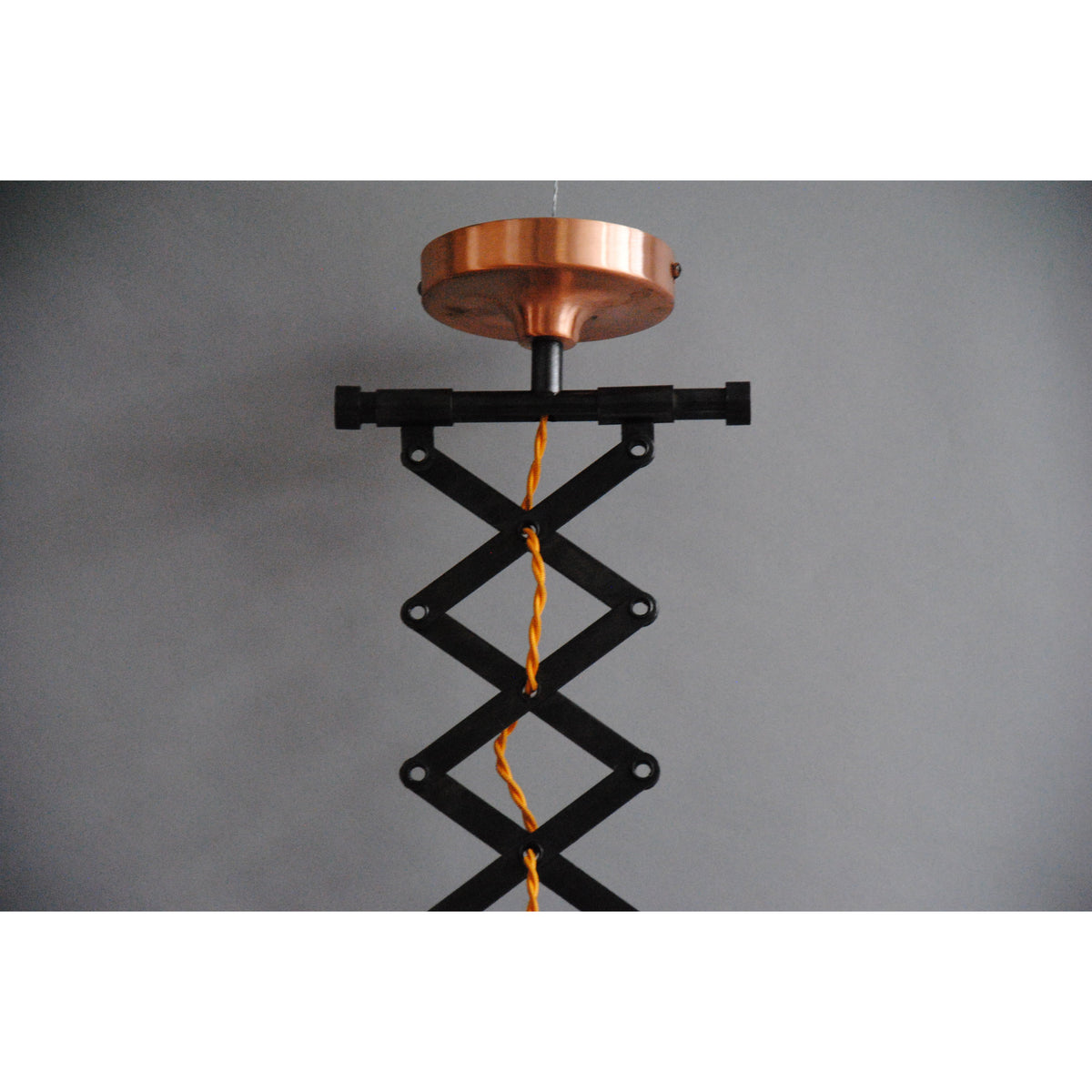 Lampe suspension ciseaux industrielle acier et cuivre.