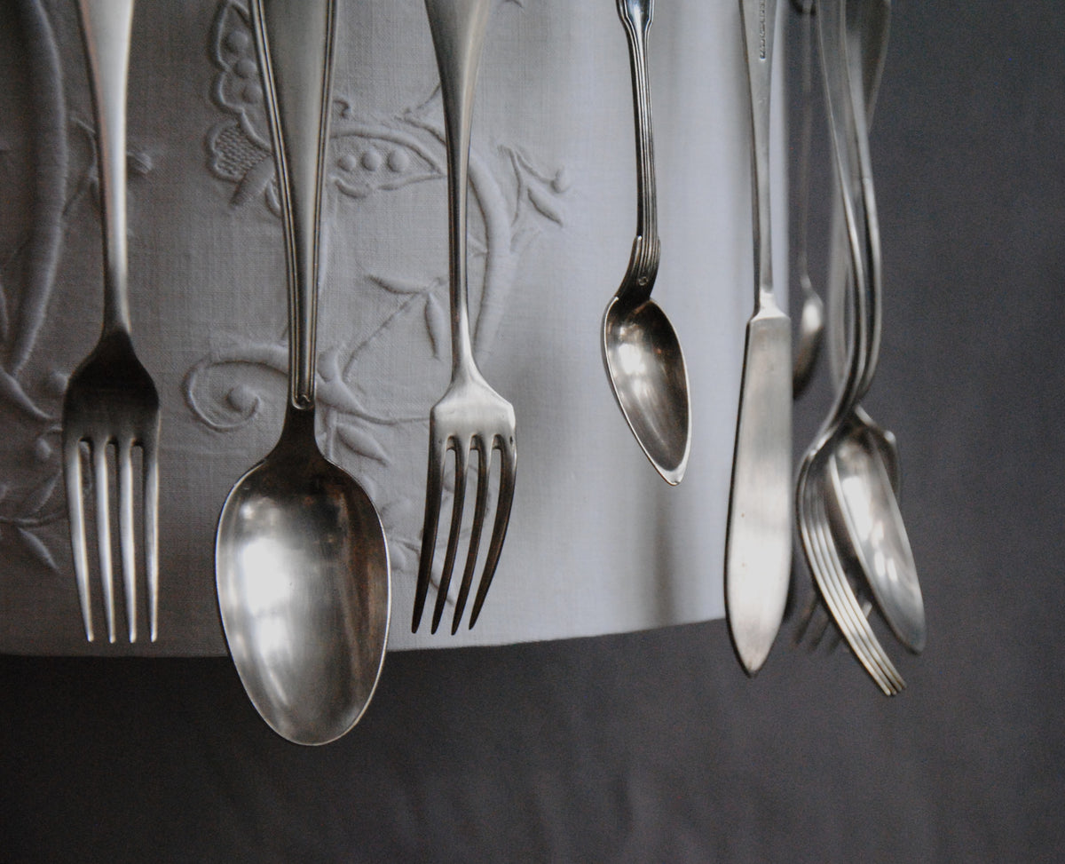 Suspension abat jour métis blanc monogrammé et argenterie "Knifes and forks".Pièce unique.