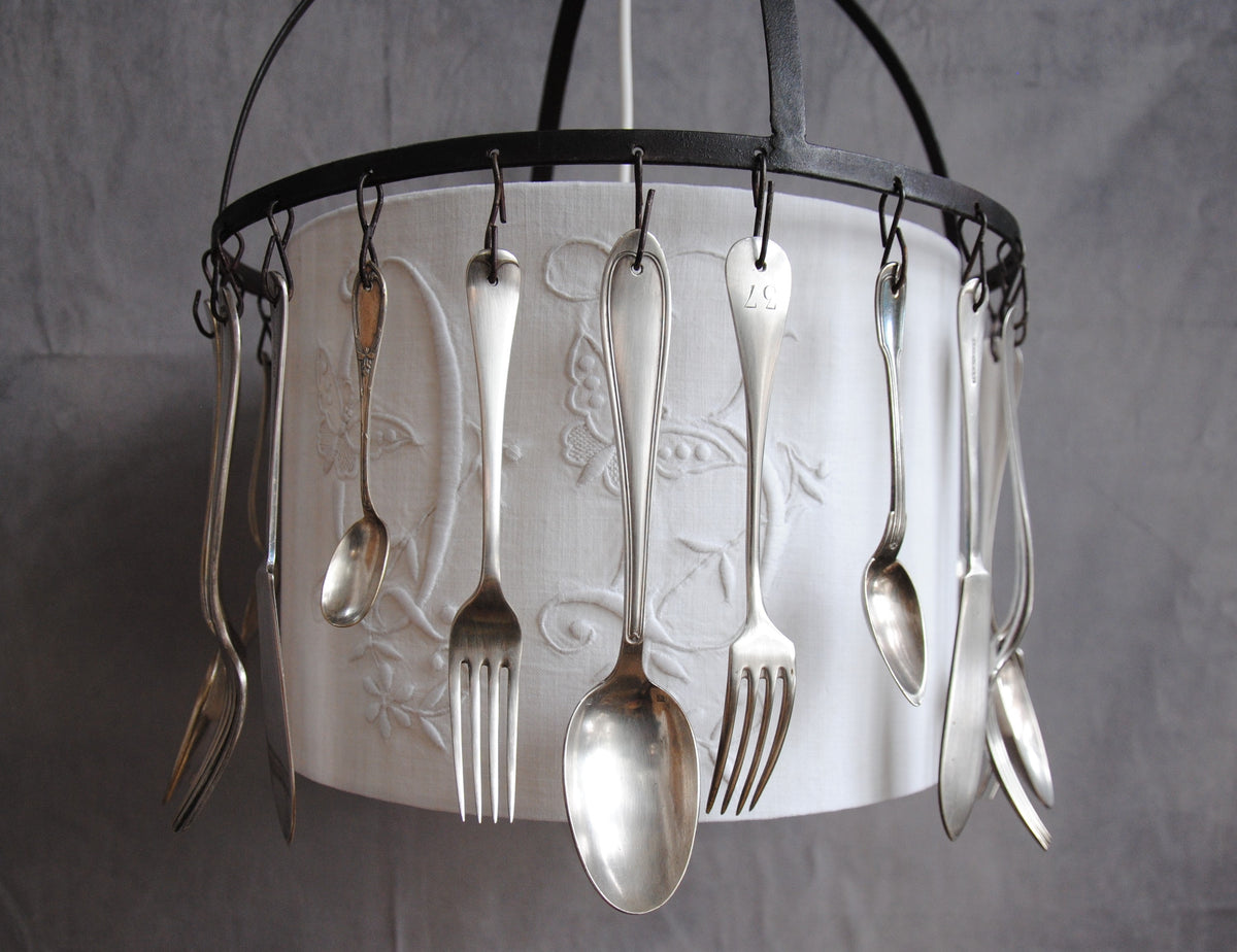 Suspension abat jour métis blanc monogrammé et argenterie "Knifes and forks".Pièce unique.