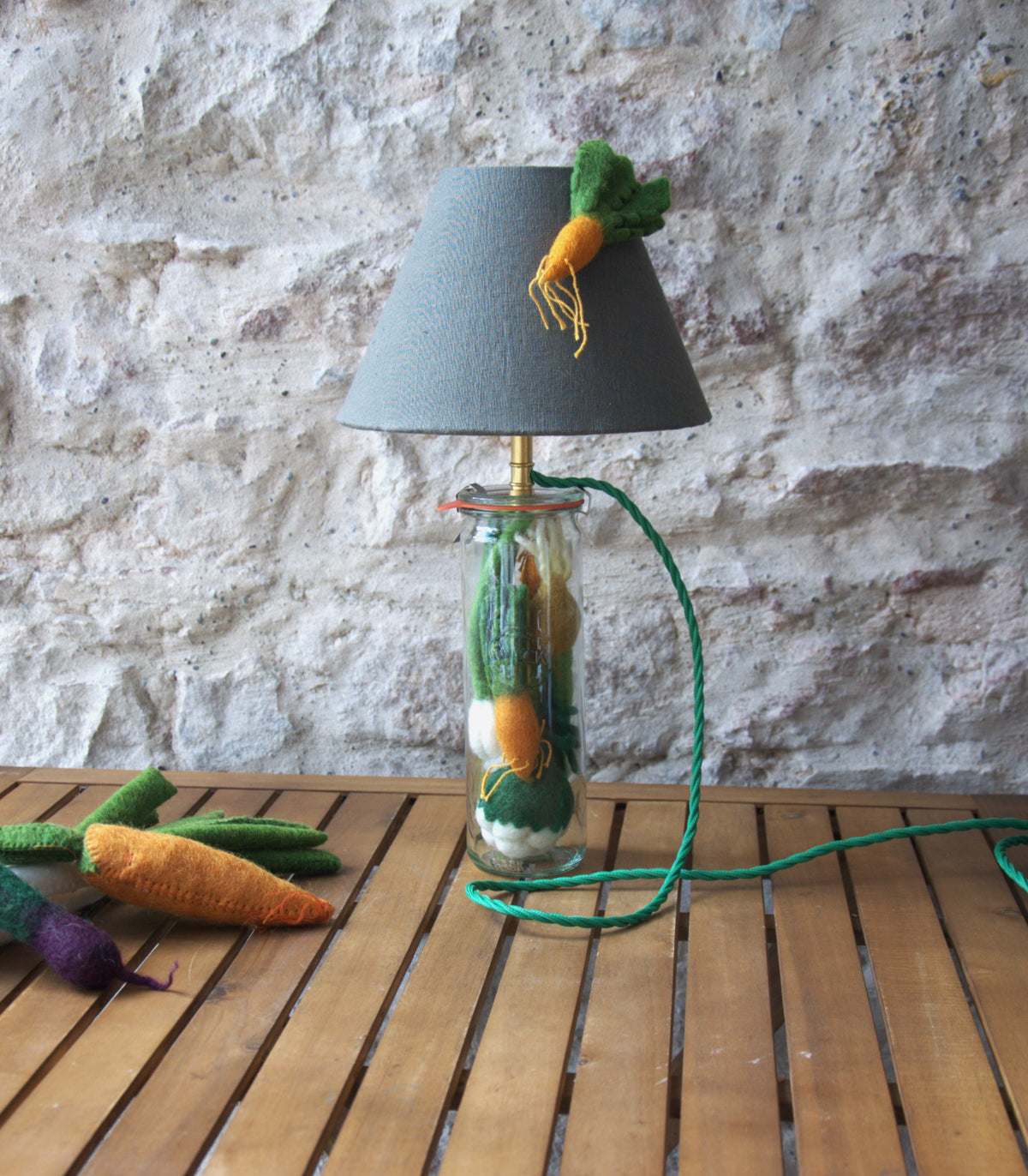 Lampe à poser enfant Soupe à la grimace ,  bocal verre et abat-jour lin lavé.