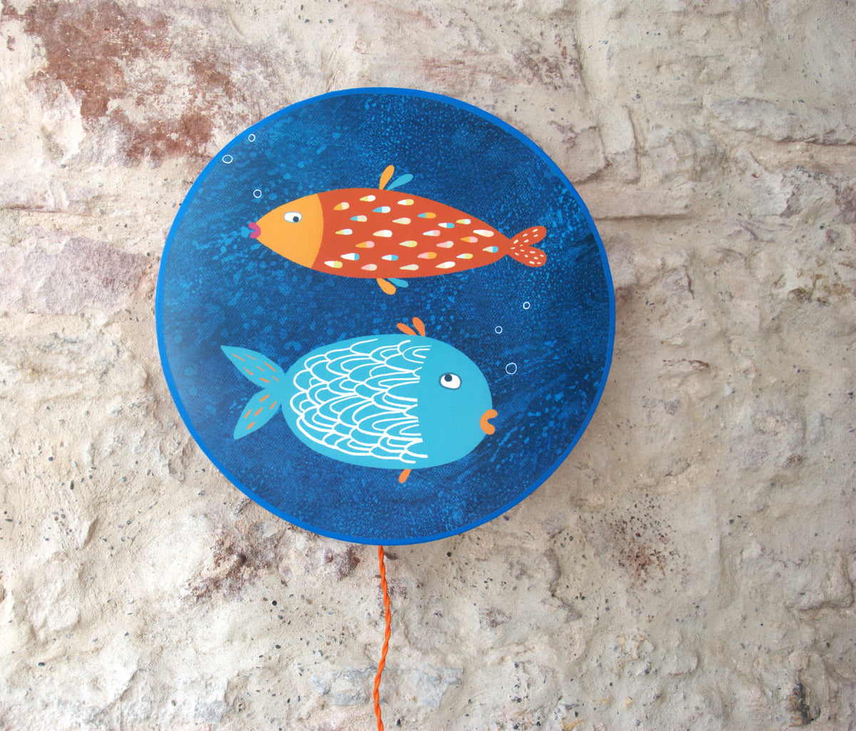 Applique murale enfants "Suspicious Fish", affiche originale poissons multicolores et lin orange.