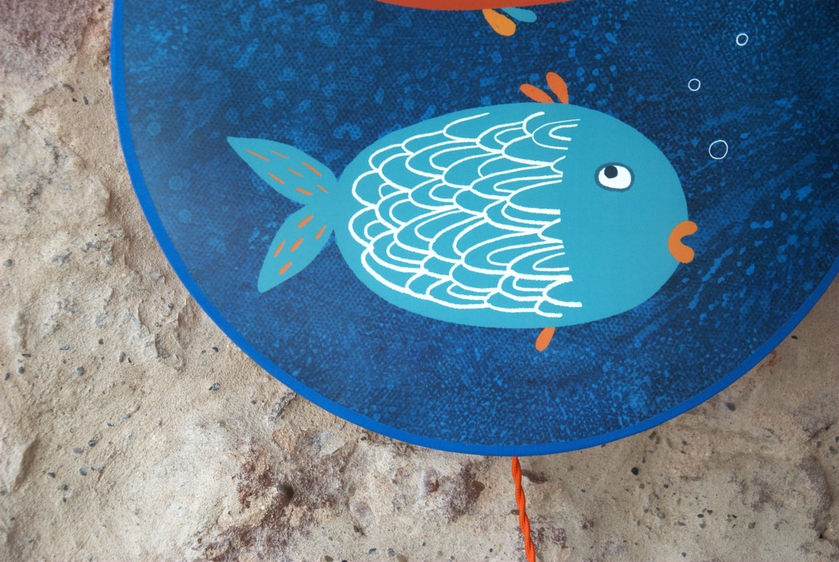 Applique murale enfants "Suspicious Fish", affiche originale poissons multicolores et lin orange.