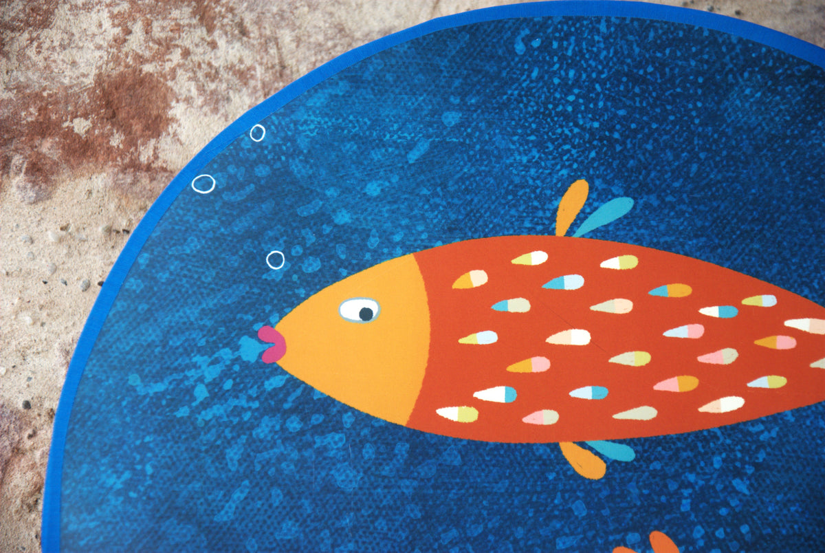 Applique murale enfants "Suspicious Fish", affiche originale poissons multicolores et lin orange.