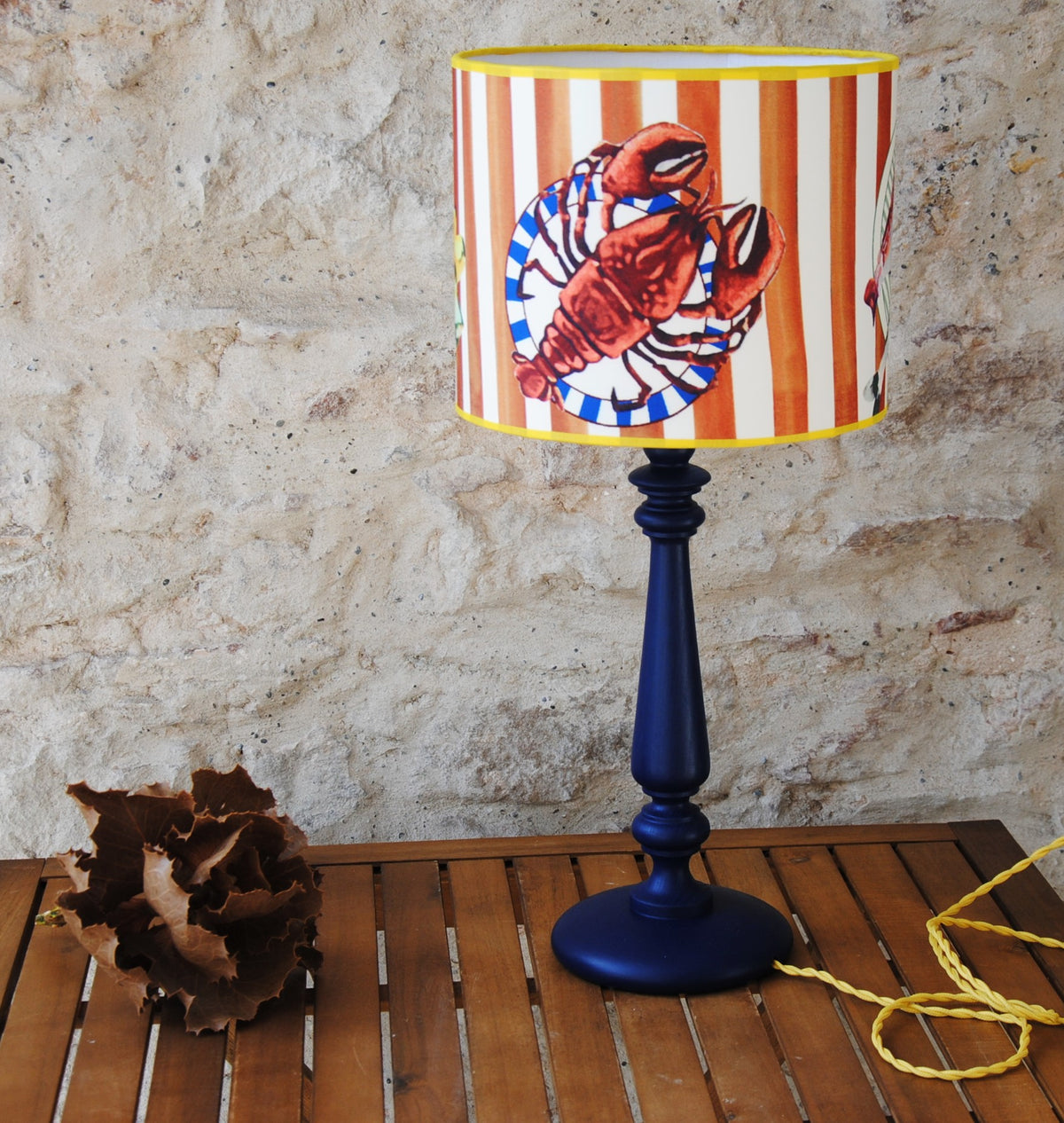 Lampe à poser "les bords de mer" , pied hêtre bleu , abat-jour lin et soie.