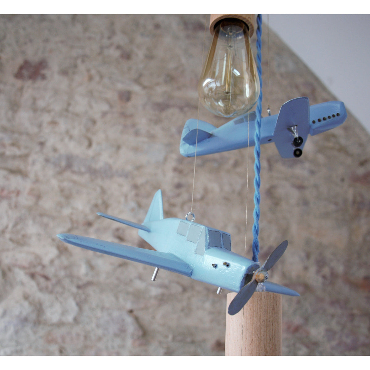 Suspension luminaire avion chambre bébé, Suspension vintage d'anciennes maquettes d'avion bleues en bois, suspension Chambre Enfants.