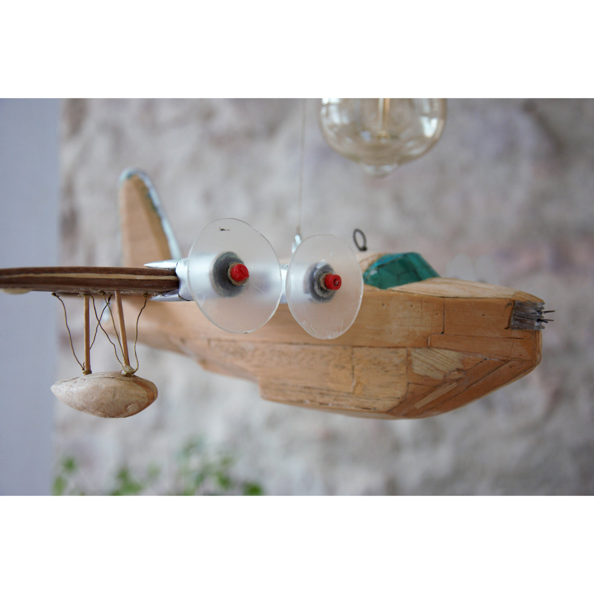 Suspension luminaire avion chambre bébé, Suspension vintage d'anciennes maquettes d'avion bleues en bois, suspension Chambre Enfants.