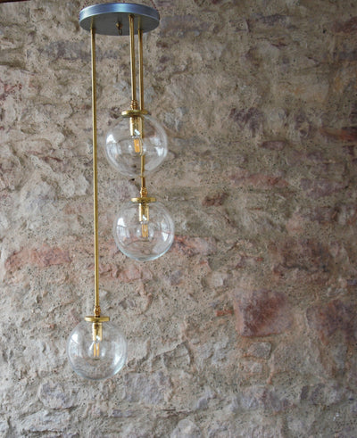 Suspension moderne "Bubble" 3 branches laiton et globes en verre. Pièce unique.