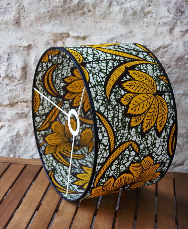 Abat-jour tambour tissu africain fleuri wax en coton sur polyphane transparent.