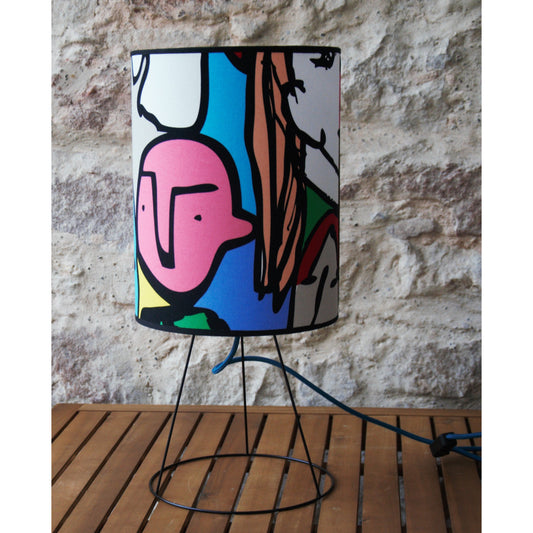 Lampe à poser abat-jour cylindrique recouverte de tissu coton personnages abstraits colorés .