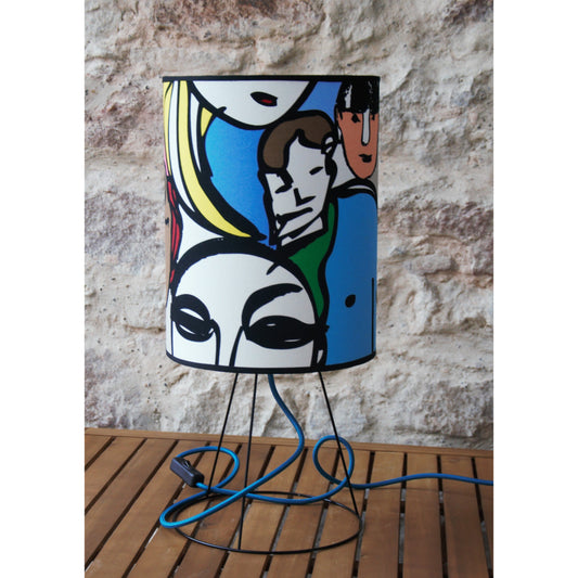 Lampe à poser abat-jour cylindrique recouverte de tissu coton personnages abstraits colorés .