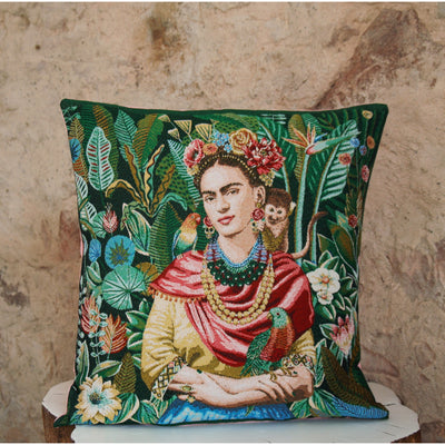 Coussin décoratif Jacquart français et lin lavé rose : Frida Kahlo entourée d'animaux.